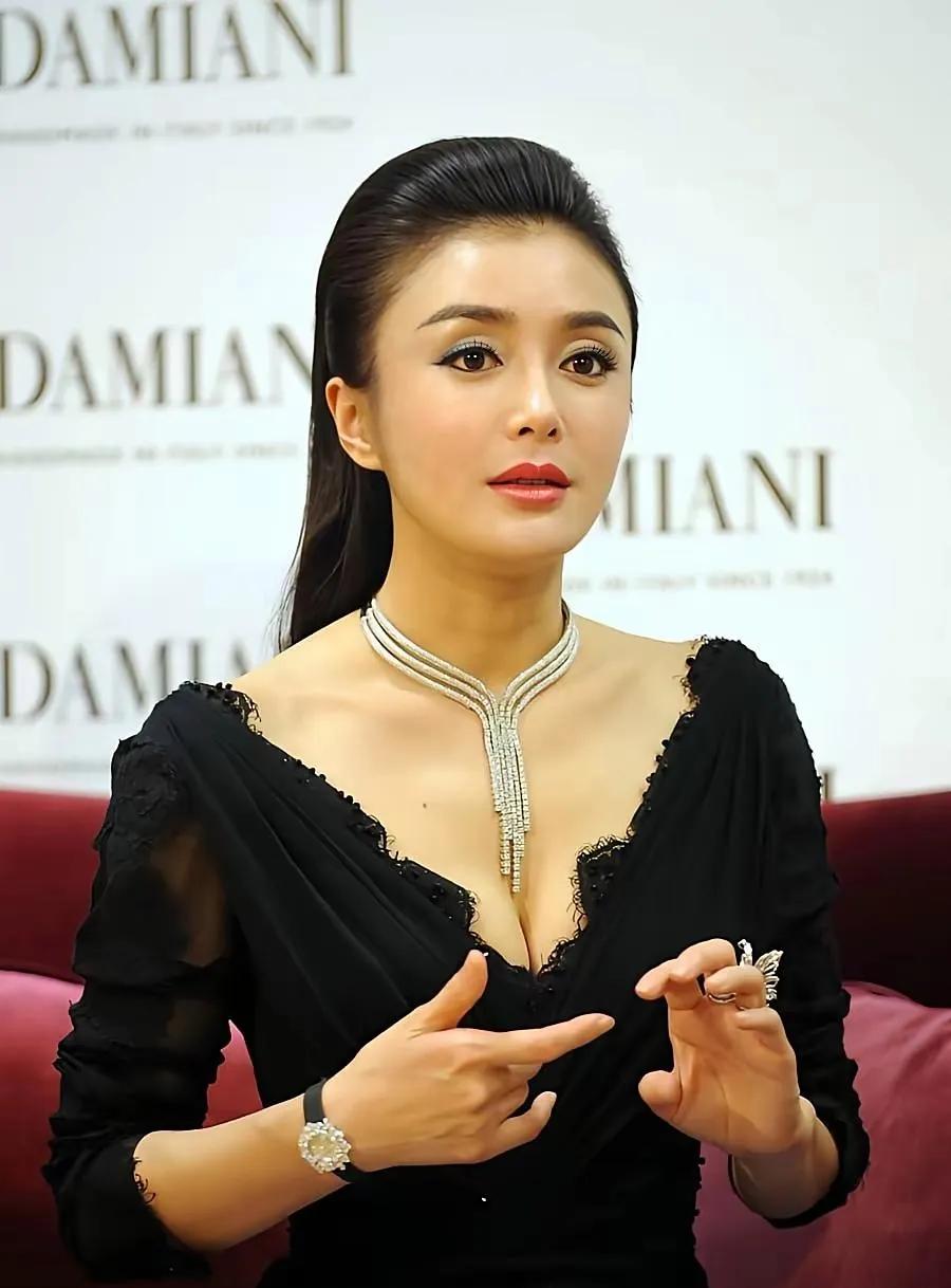 秦岚身着一袭剪裁利落的黑色礼服亮相，步履间尽显从容优雅，甫一登场便成为全场视线的