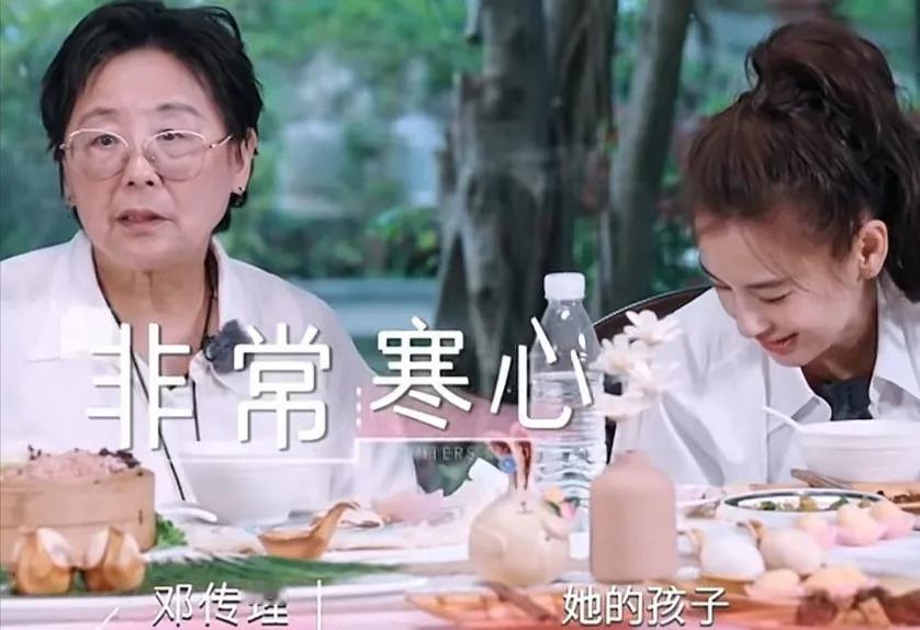 黄圣依的母亲，对杨子的厌恶，藏都不想藏。《是女儿是妈妈2》中，黄圣依母亲邓传