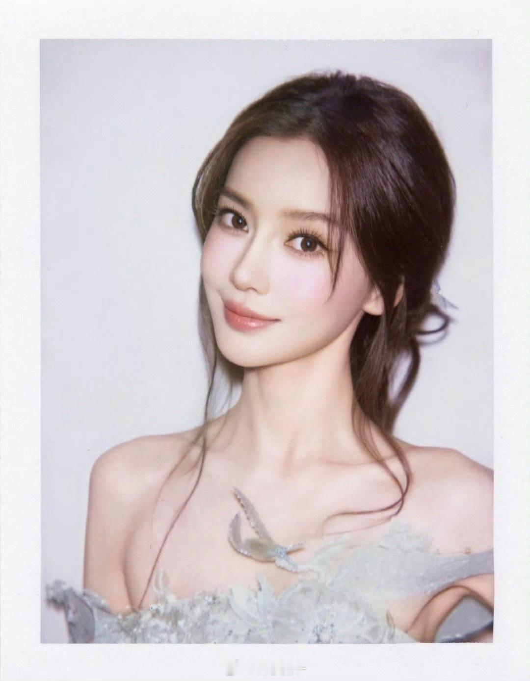 angelababy|杨颖也许世界上也有五千朵和你一模一样的花，但只有你是我