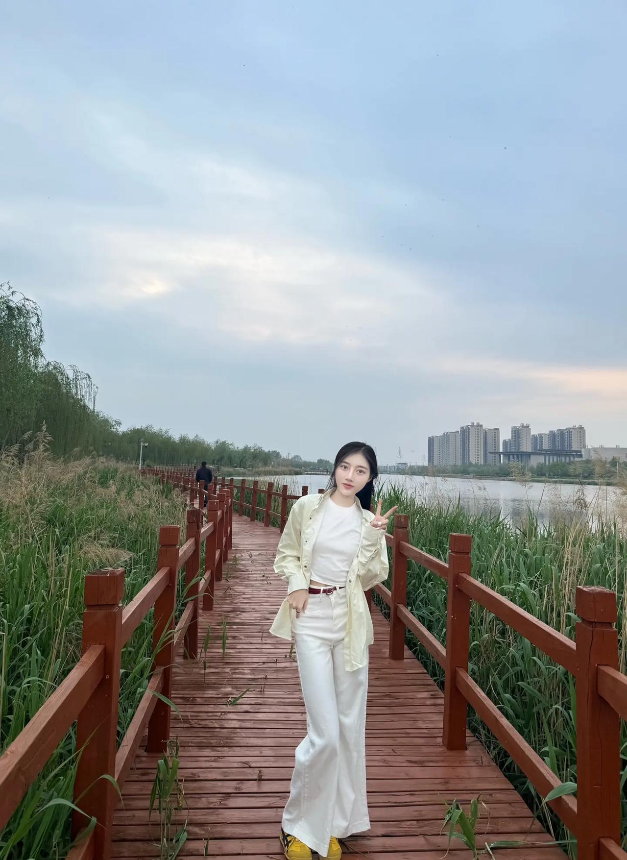 桥上人影动，水边柳色新。