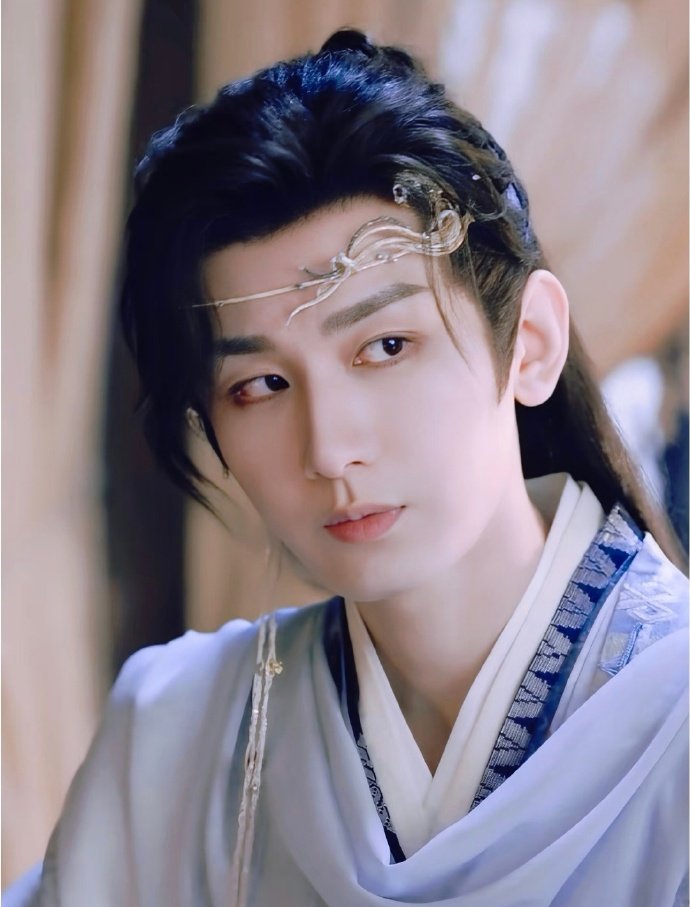 成毅西域仙姬美人成毅实在是貌美成毅西域仙姬美人，成毅实在是貌美，谁懂素衣金光