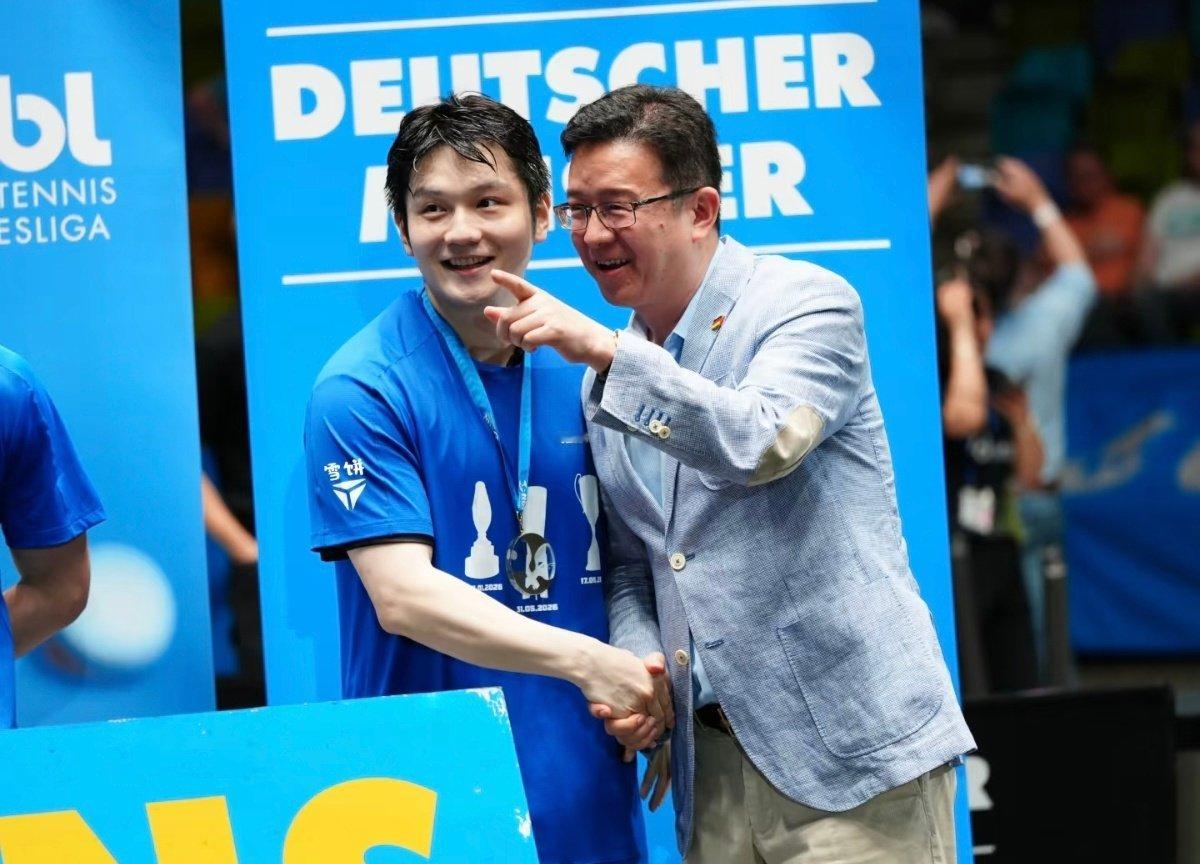 樊振东出席驻法兰克福大使馆活动与黄昳扬总领事交流回顾，主题背景板上樊振东与黄总领事卡通形象太萌太可爱