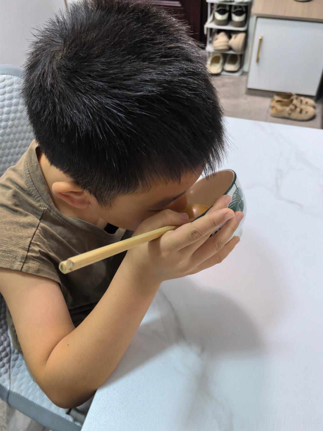 早餐出图，昨天问儿子早上吃饺子还是面条，人家毅然选择了面条，说要吃鸡蛋面，那必须