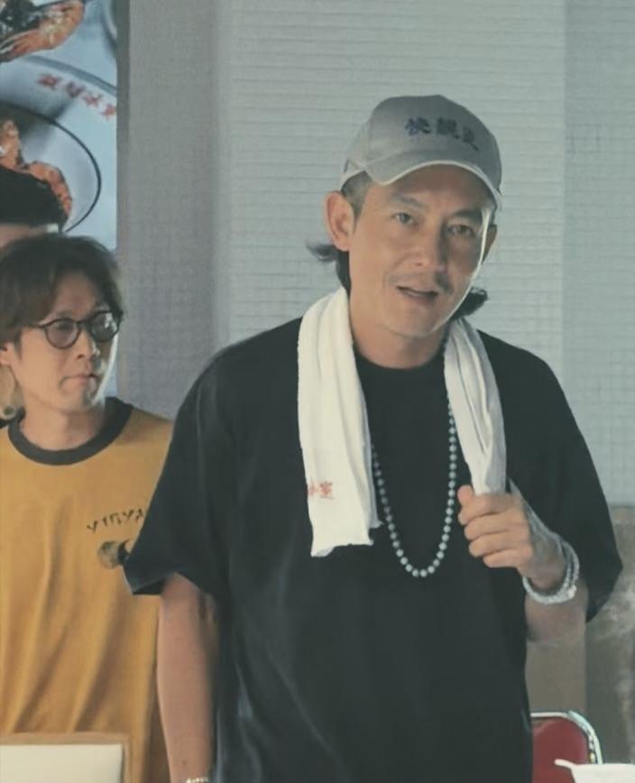45岁陈冠希在上海一间港式茶餐厅吃饭被偶遇，他的穿衣打扮一言难尽，脖子上搭着一条