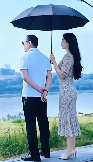 撑伞的比较，让我们思潮起伏！图一，高颜值美女为某领导撑伞，毕恭毕敬。领导双手