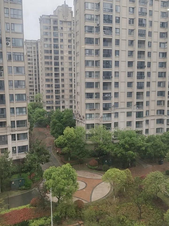 学英语对步入社会那是相当有用！举几个典型的例子说说这件事吧：首先拿职场来说