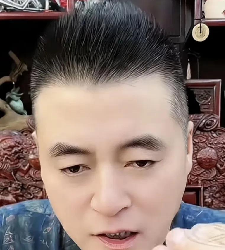 直播镜头前，魏三把话撂得明明白白。他说中国喜剧大师，第一是赵本山，第二是他师父潘