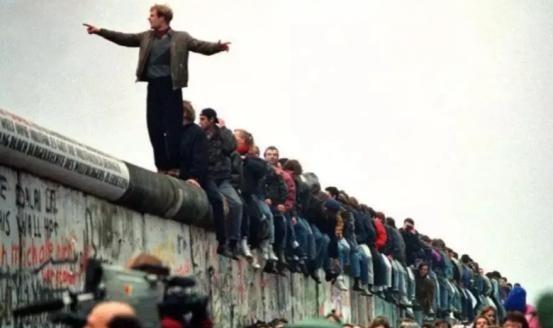 🌞柏林墙倒塌三十年后，人们终于看清：民主德国不是“工人天堂”，而是一座用钢