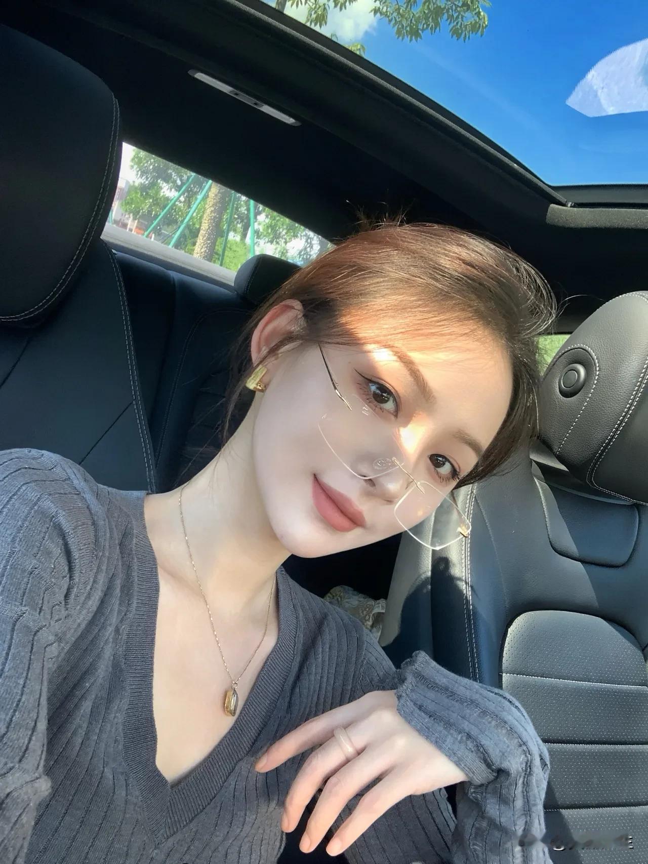 阳光洒进车里的温柔时光🌞✨