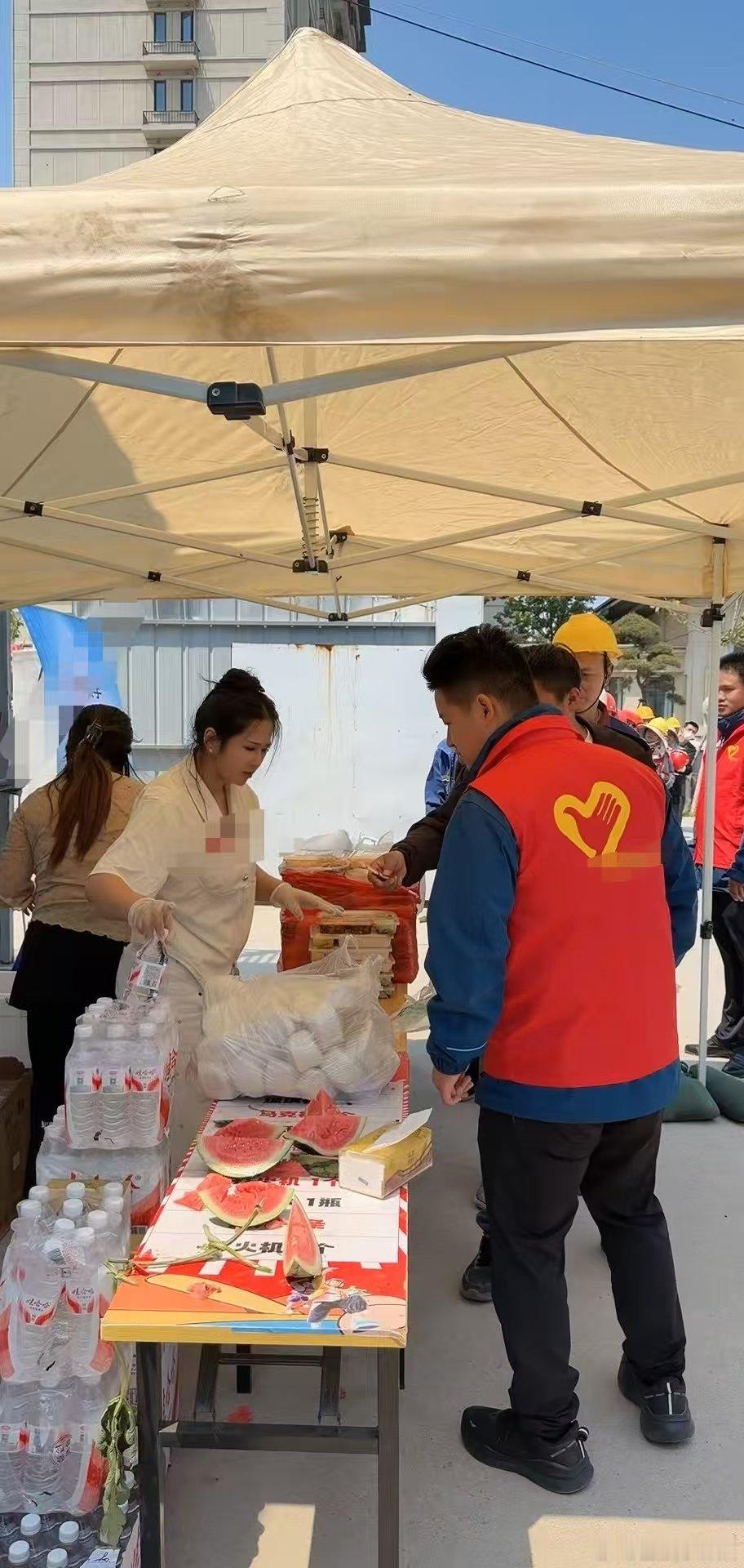 俏黄蓉重返工地为工友送盒饭最动人的不是走红，是走红不忘本，俏黄蓉回工地送盒饭温