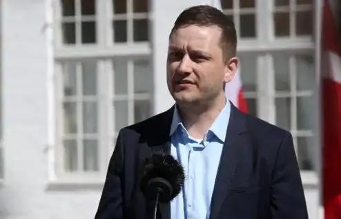 格陵兰矿产资源部的部长纳塔尼尔森说了一句大实话，我们天天在防着中国，整天喊着去中