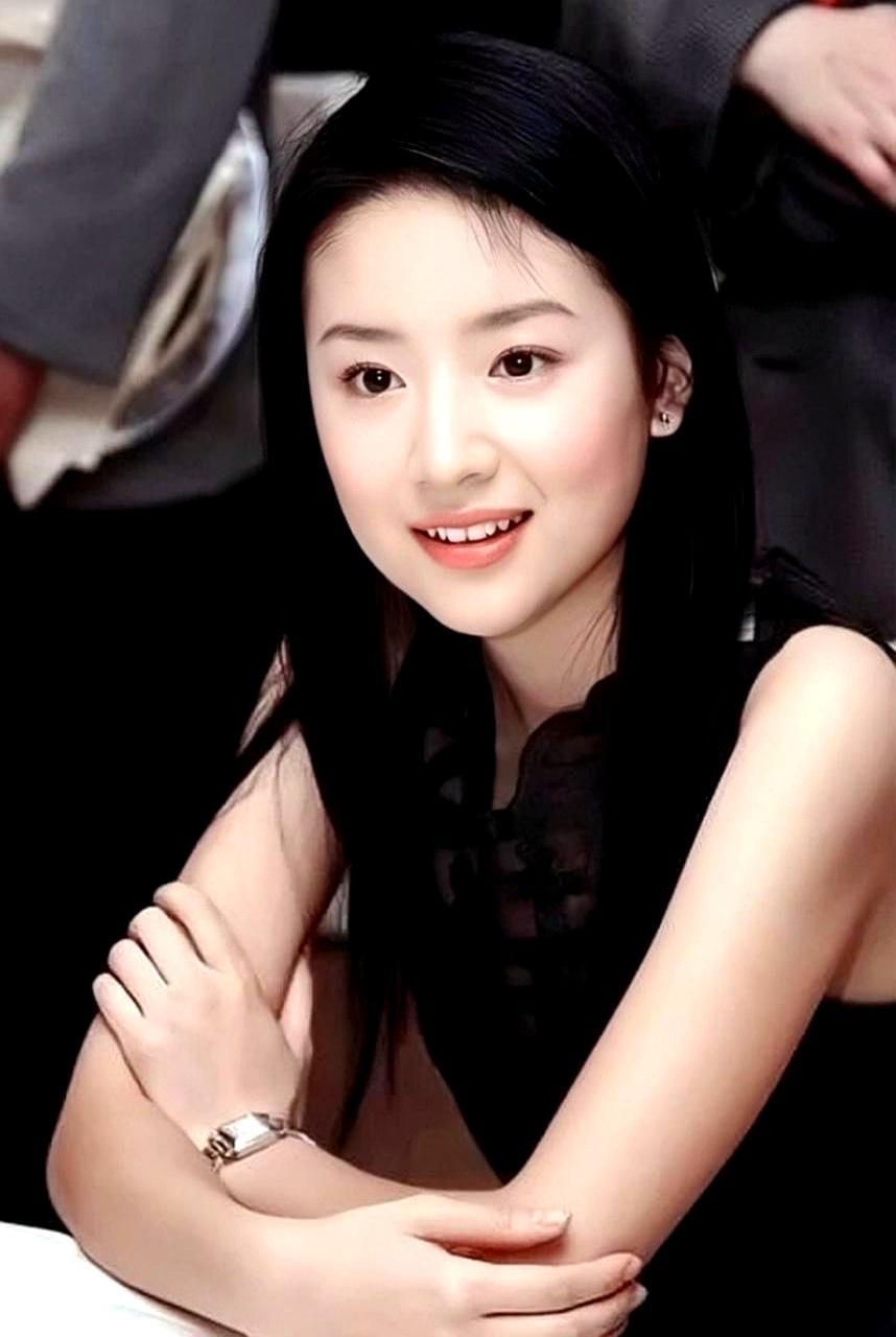 闹了14年的潘董离婚瓜，终于落了个最现实的结局。董洁最近在访谈里松口，承认