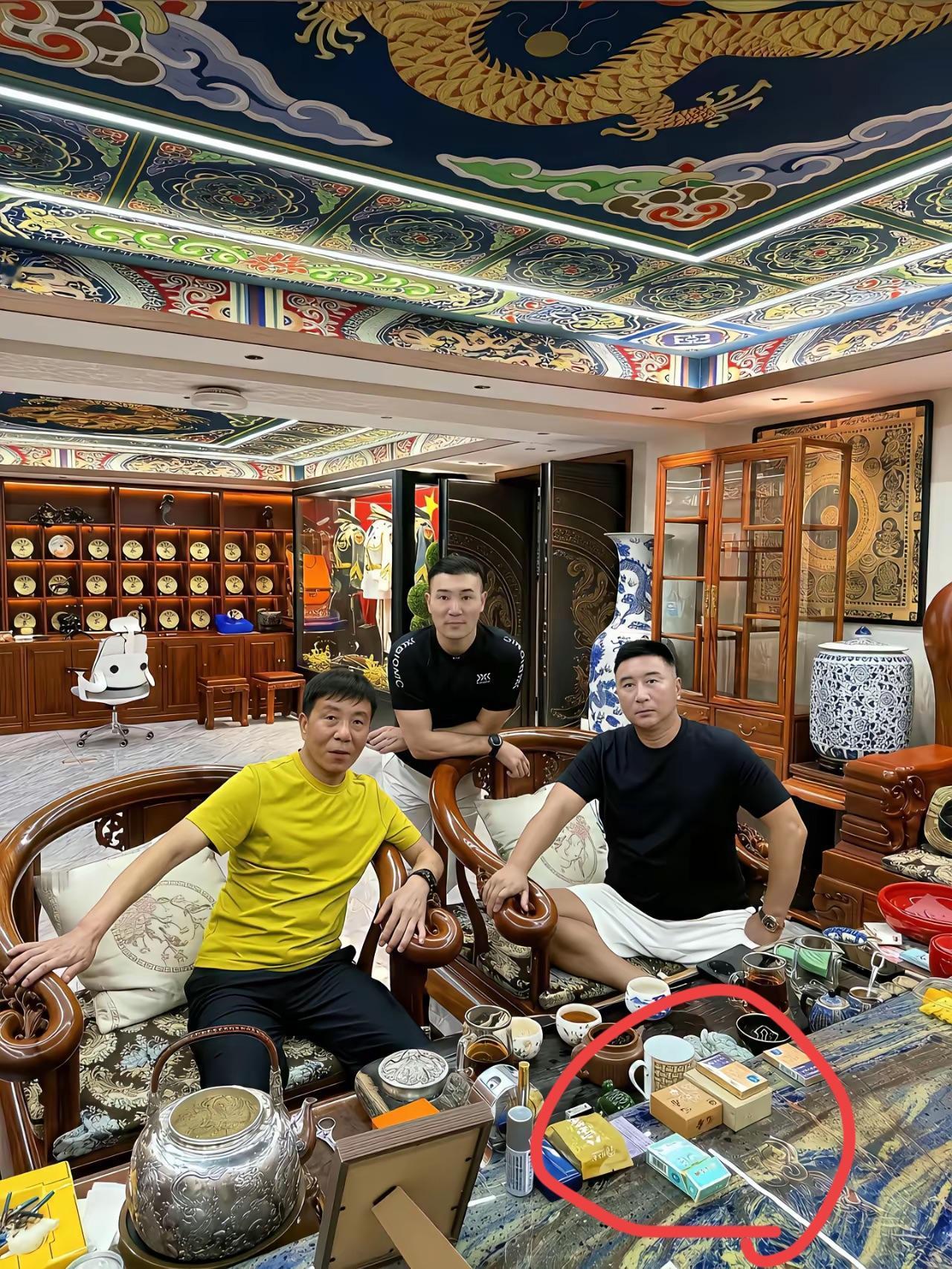 请问一下这三位大佬，抽这样的香烟是什么条件的家庭