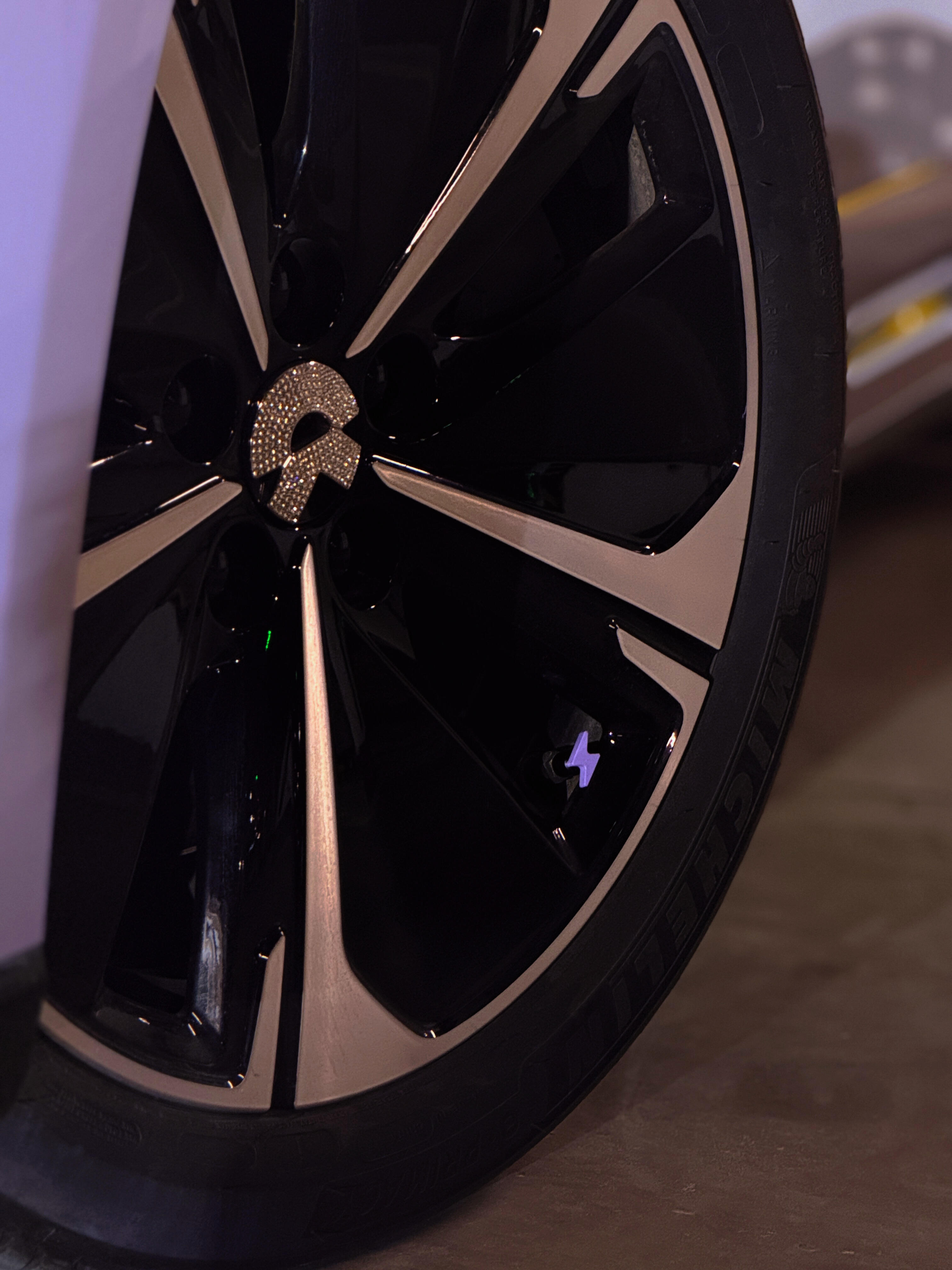 好喜欢这款远空紫的闪电气门芯帽，蔚来还是太懂少女心了