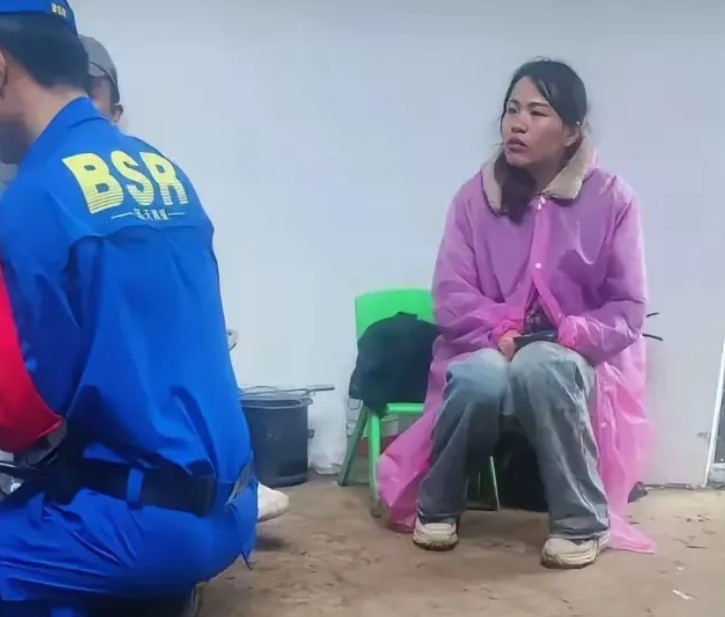 这是莆田失踪孩子的妈妈。这几天她一直在指挥部，随时等着消息。现在的她两眼