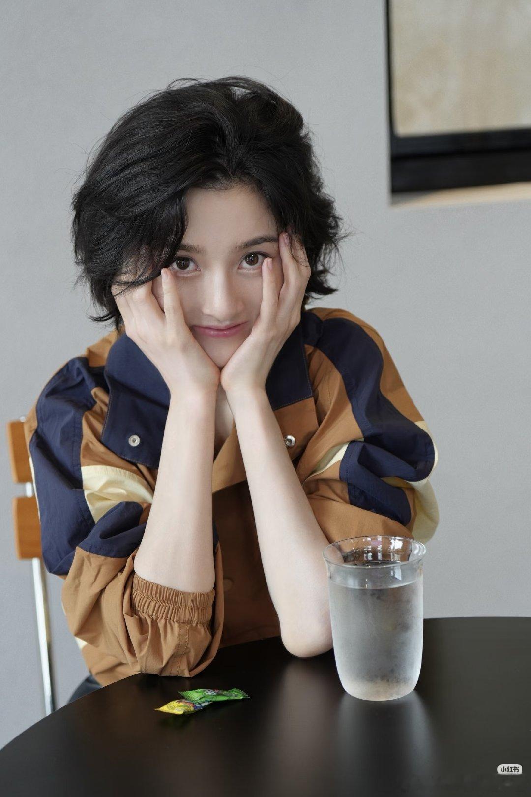 #宋祖儿##宋祖儿甄嘉芙#“缕一丝春风馈一整个盛夏恰似繁花间百般惑一掠而过万木春”宋祖儿​