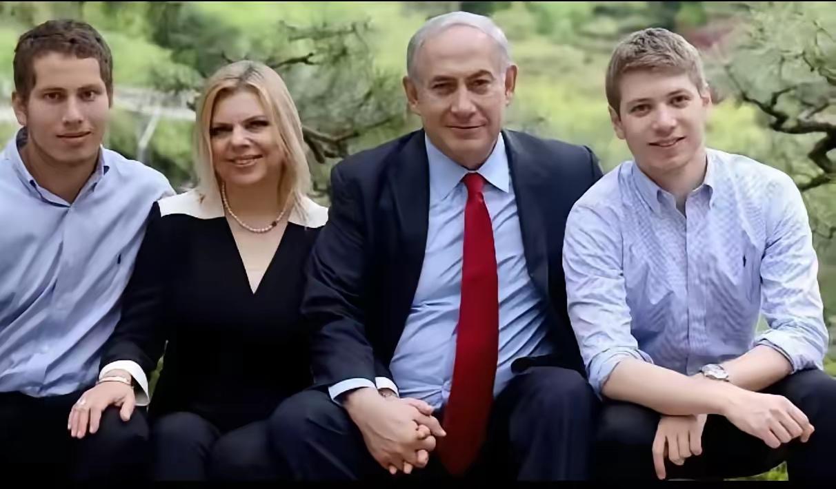 波斯人，只能帮你们到这里了。一张是内塔尼亚胡全家合影。一张是特朗普家族全家福