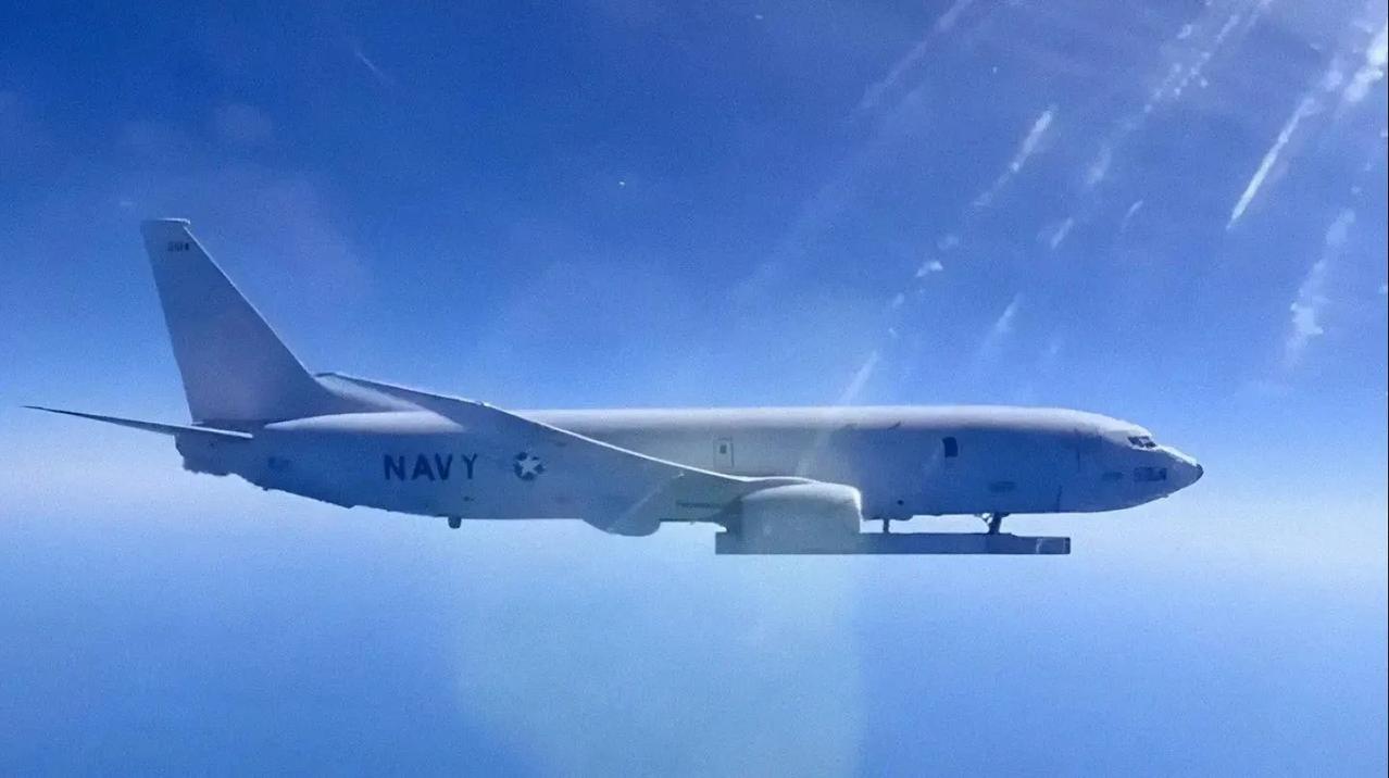 俄罗斯空天军苏-35S战斗机在黑海上空拦截了美国海军的P-8A“波塞冬”反潜巡逻