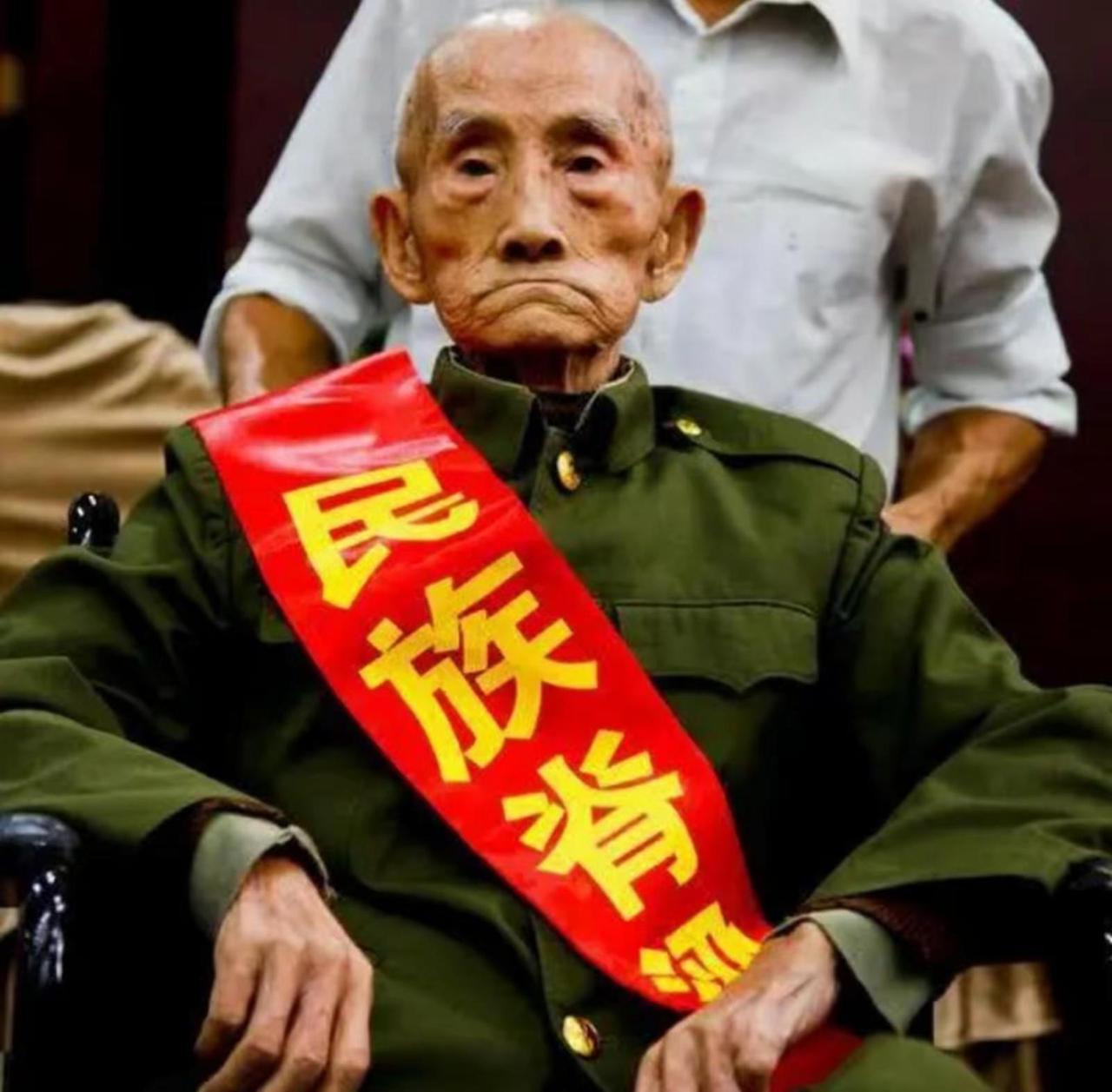 英雄的眼神，阎王看了他都得绕道！聂鼎权是一位铁骨铮铮、令人肃然起敬的抗战老英雄。