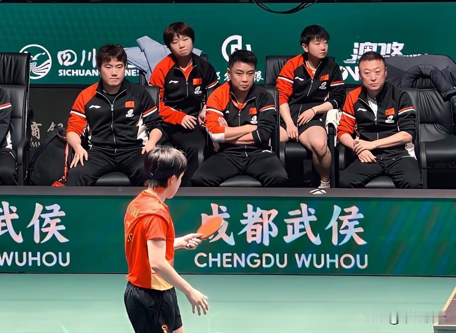 看来，王皓要去女队当主教练了，你看，他看王楚钦时恶狠狠的，一脸严肃的样子！