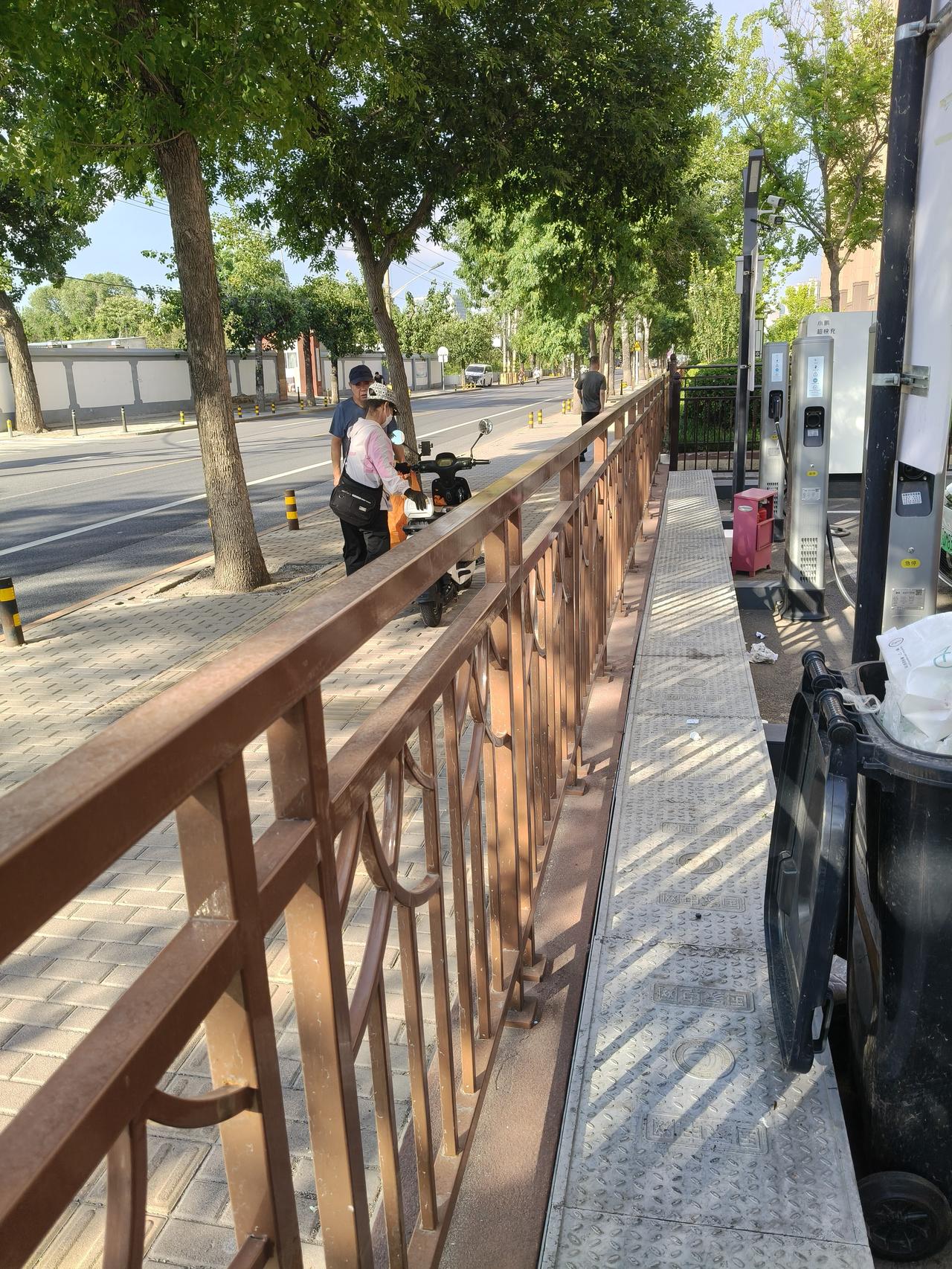 我拒绝了一次帮助别人的机会。我下午在小井这个小区的充电桩充电，顺捎在这个栏杆锻