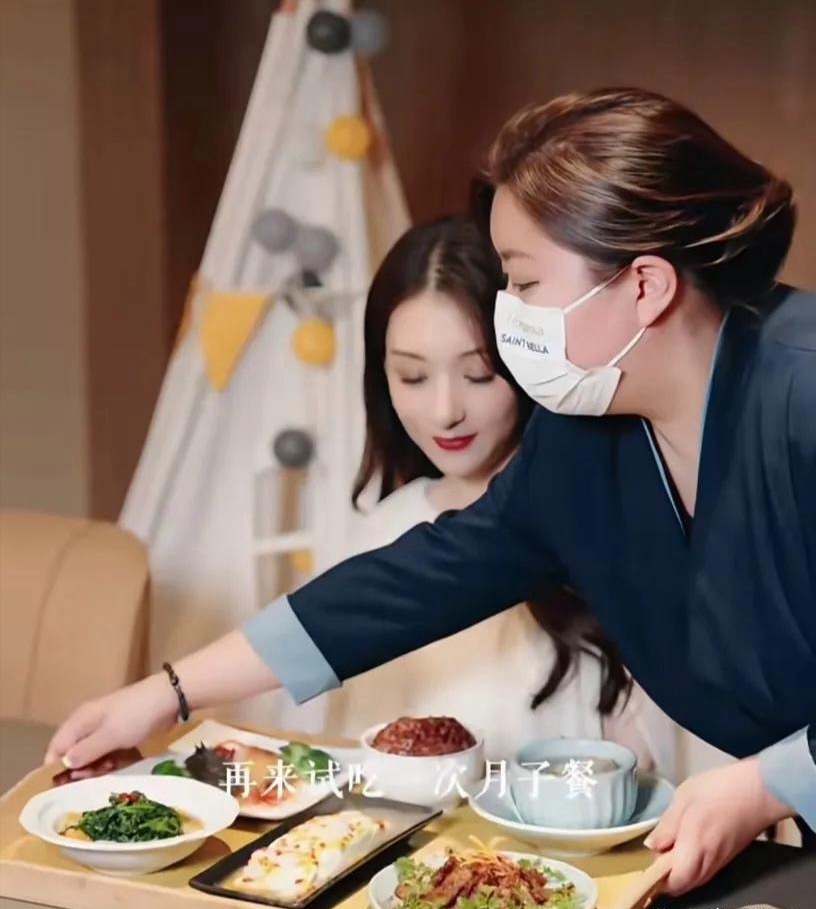 还是方媛最好命，还没生就住进月子中心，并且安排两个小床和俩女儿一起住……方媛穿一
