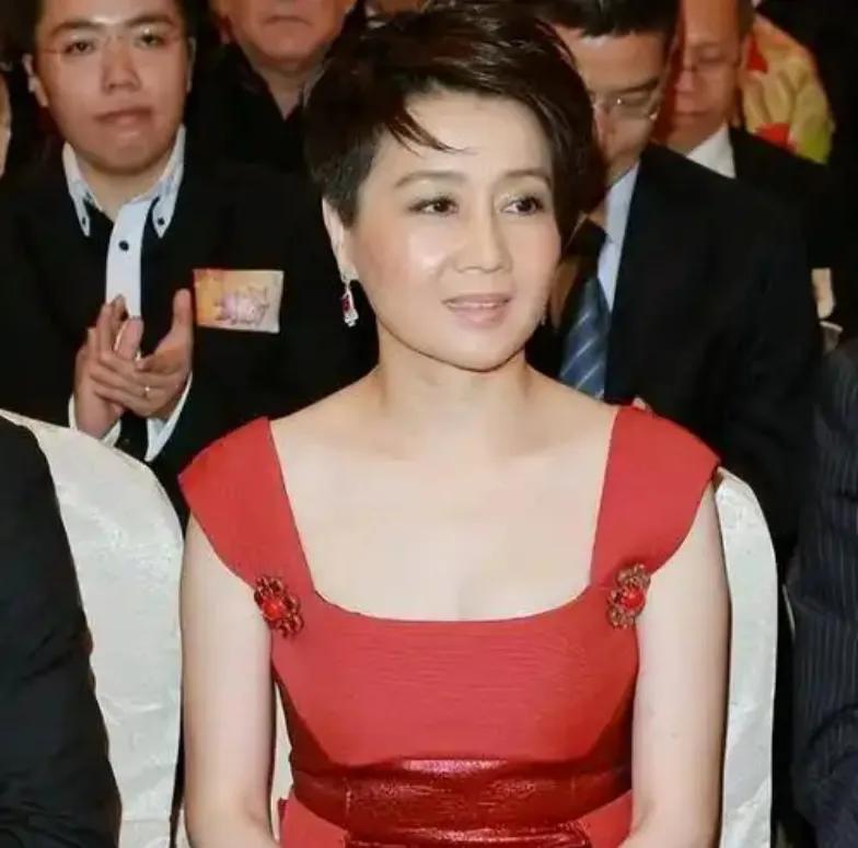 赌王四太梁安琪私人相册惊艳曝光，64岁的她以叠穿马甲配皮裤、抹胸娃娃裙配长靴等造