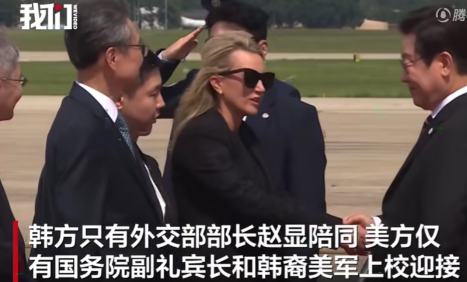 韩国网友彻底破防了，李在明访美，现场仅2名美官员迎接，一位是副礼宾长，一位是美军