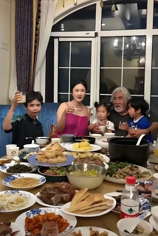 难怪张纪中导演说养娃压力山大呢。看看他们吃饭时的场景，网友们都被惊得目瞪口呆