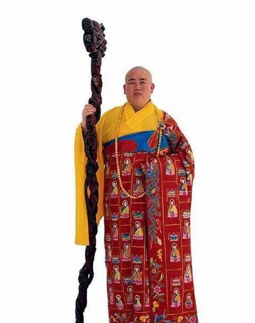 这是2003年少林前方丈释永信的正装照。这一身装饰也只有少林方丈才有资格享有，全
