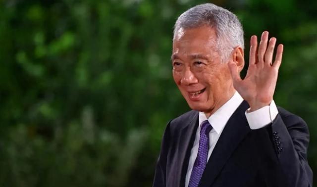 李显龙直接挥刀斩断了同宗同祖的血脉羁绊。他当着全场的面把中国人的感情牌扔在地上，