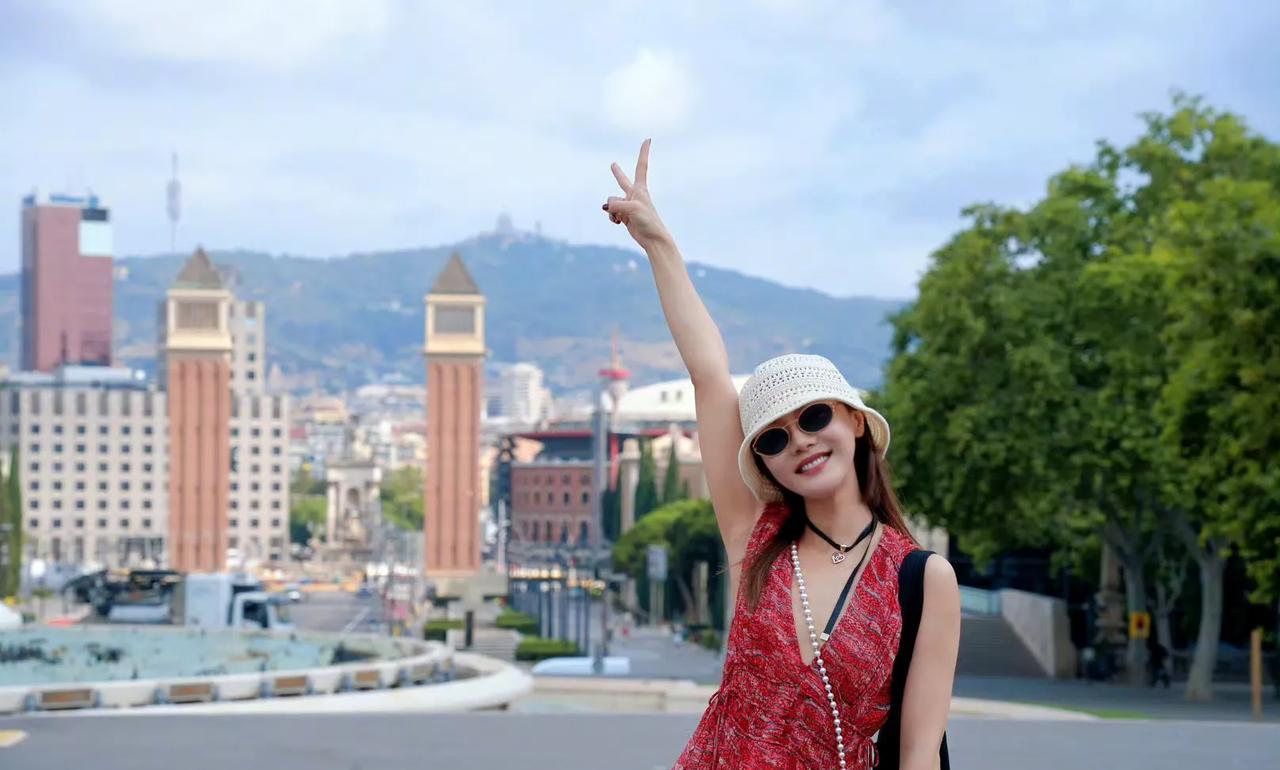 她真是越来越有女人味了，40多岁了还不结婚，天天当单身贵族，如今又和好朋友跑到西