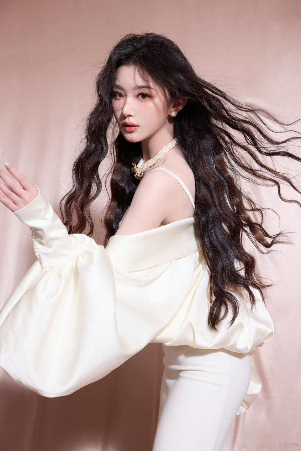 顶光下的孔雪儿气场很强大的女孩子，看起来格外迷人。孔雪这样惊艳到我了，简直不要