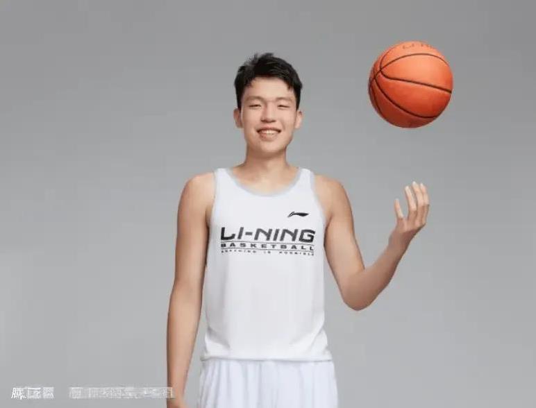 杨瀚森和易建联完全两种相反的性格！无论哪支球队邀请杨瀚森去试训，他都表现的很开