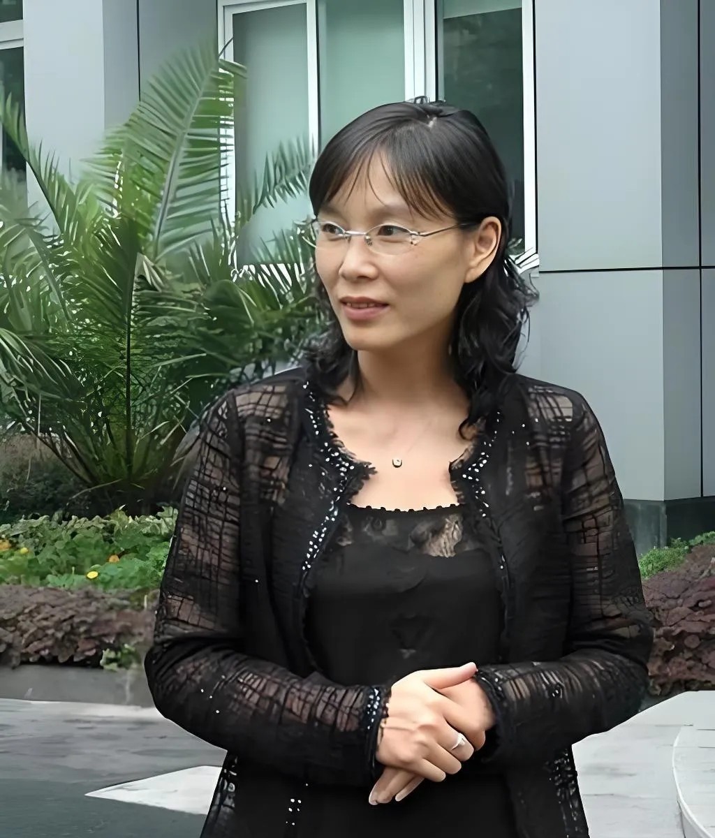 怪不得宗老把持不住。不是因为年轻时候的杜建英，知书达理，气质出众，有大家闺秀的