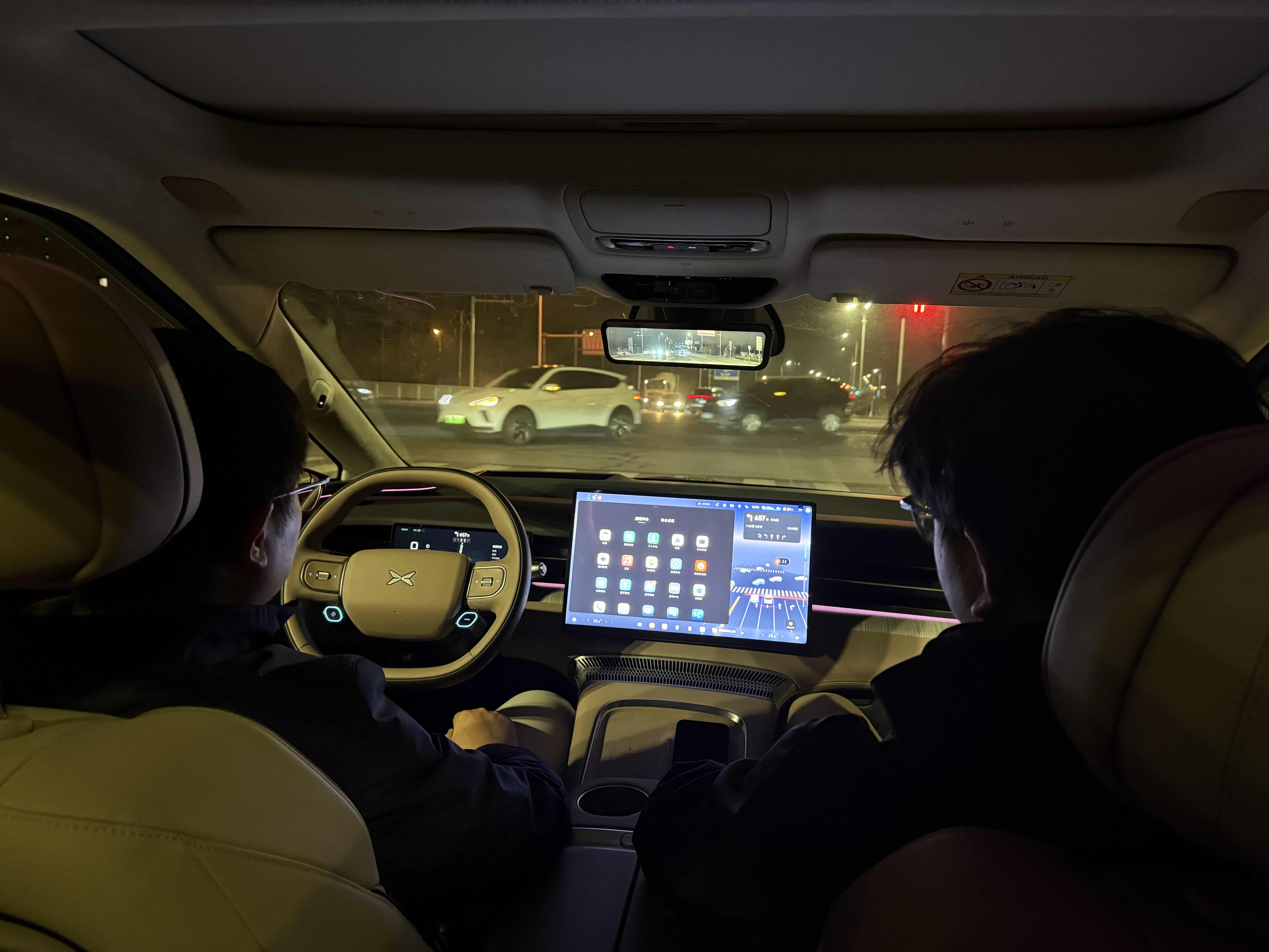 今天下班去实地感受了小鹏汽车X9VLA2.0，和销售聊了下，汇报如下：1、三