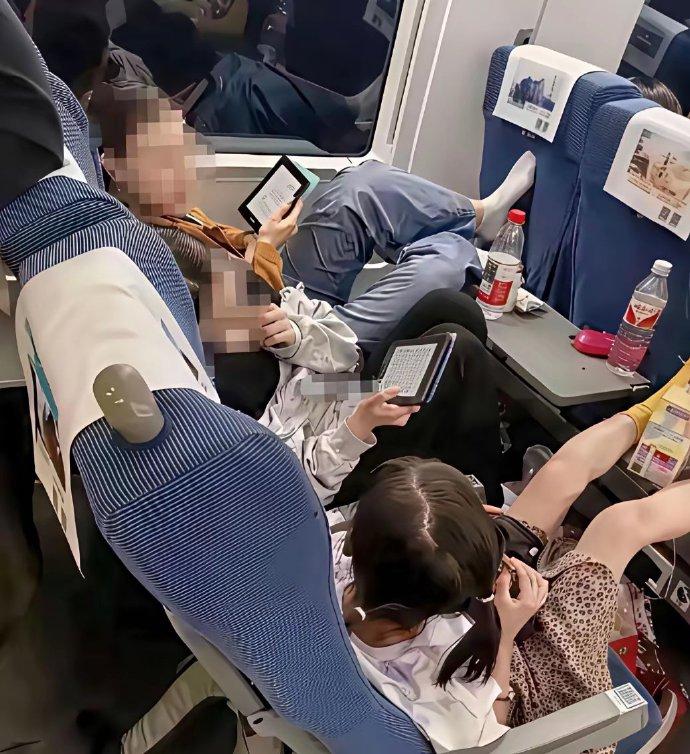 恕我直言，能允许孩子在高铁上这么做的家长，根本就没教过孩子什么叫规矩！好好