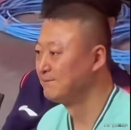 曼昱首秀意外输球，有没有注意到坐在场边马琳和莎莎的表情​看着莎莎和马琳的表情，