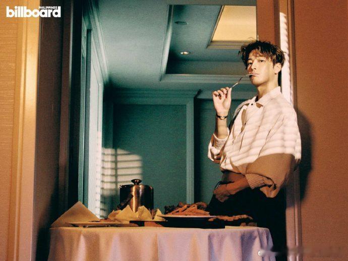 王嘉尔冬日男友封面Billboard封面氛围感杀疯！慵懒卷发搭配居家穿搭，松弛