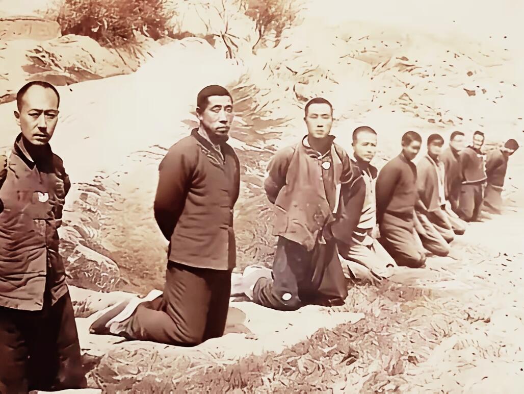 这张照片，看一次哭一次。 这是九位东北抗联英烈，留在世上最后的影像。 天