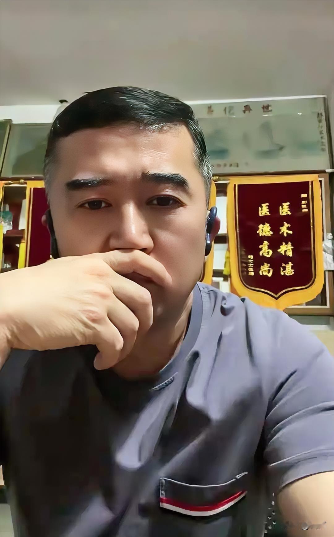 50岁江西医生彭建群去世酷爱越野摩托车，曾一年内摔骨折两次去世原因是骑摩托