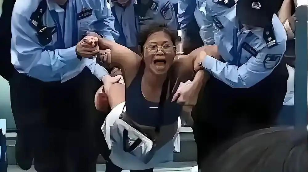 上海网球赛上狂出风头的丑女终于得到了应有的惩罚。不仅在自己的孩子面前丢了脸，事