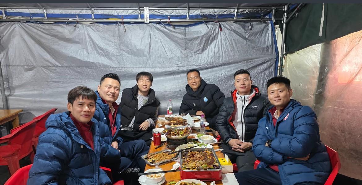 回忆满满！广州旧将荣昊晒出参加2025老甲A的前广州队队友聚餐的照片，并配文：真