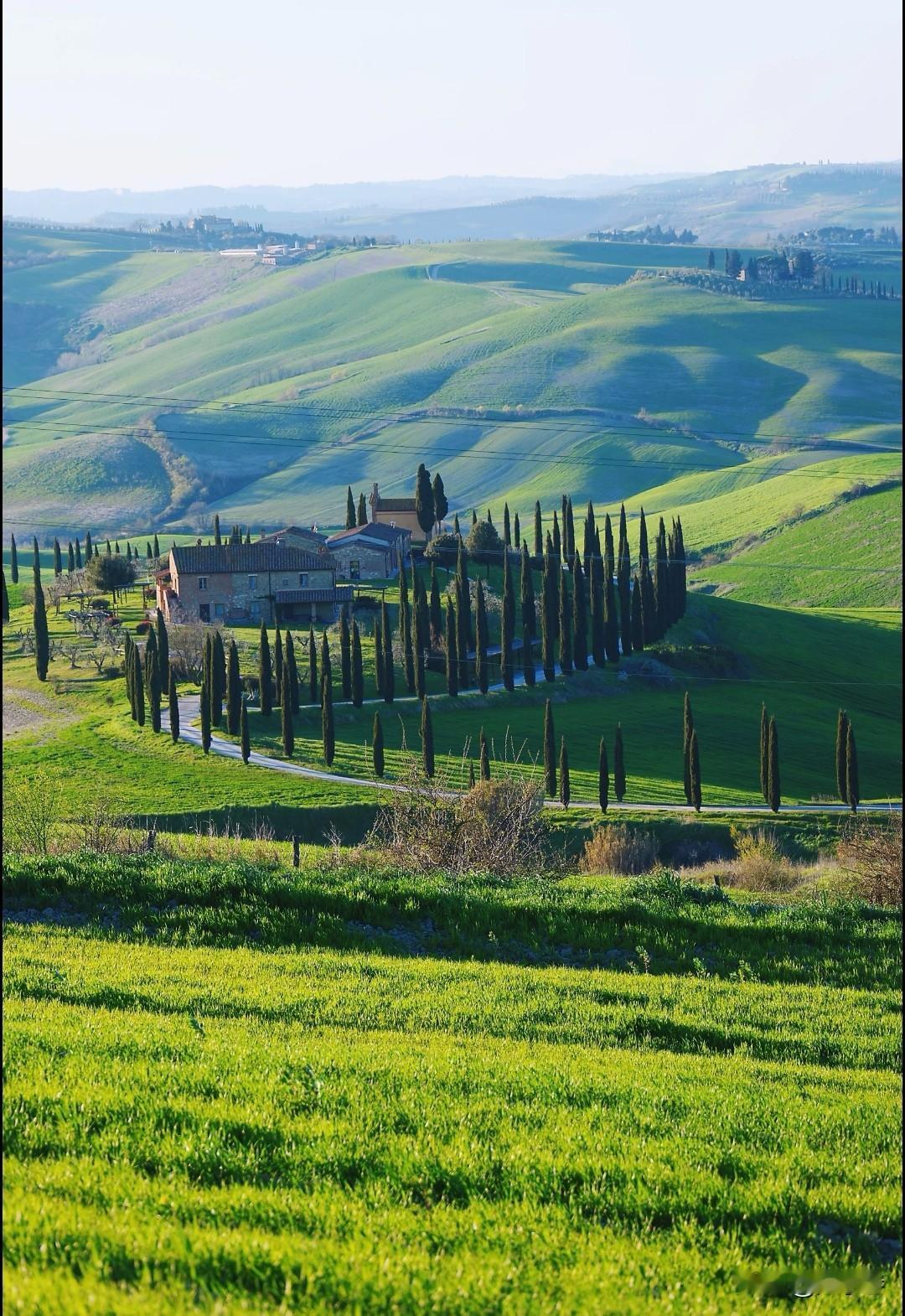 托斯卡纳。其实应该叫托斯卡纳的生活。丝绒一样的丘陵草地，蜿蜒的只能一辆通过的小路