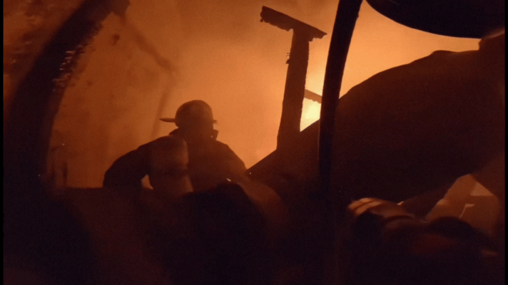 截止到早上6点半消防员参与救火已超12小时！8栋楼房有一栋刚烧起来就被灭了，火