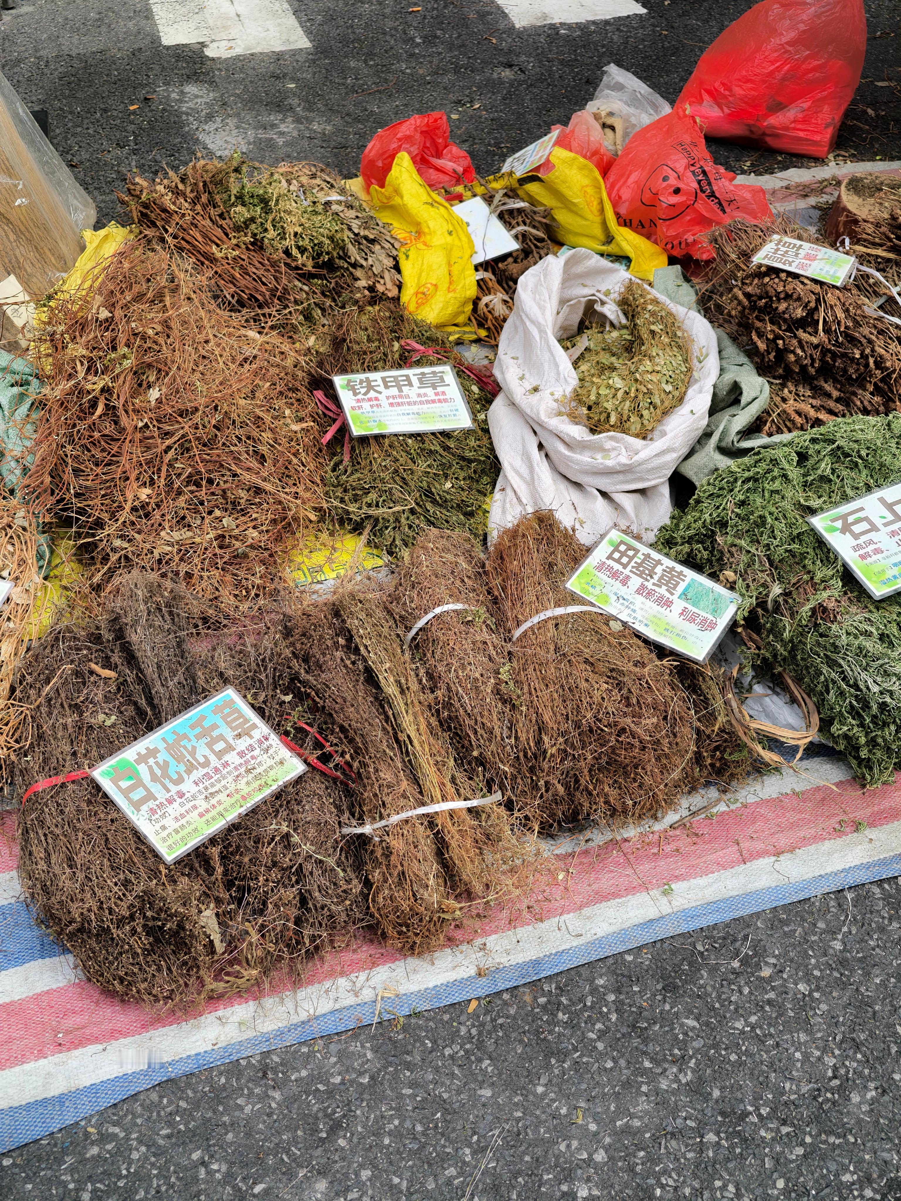 广东的菜市场还是很有地方特色的。。。​​​