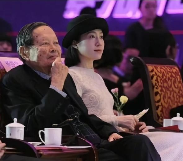 我觉得翁帆会再婚而且我会送上美好的祝福不是因为她曾经是杨夫人，也不是因为她有