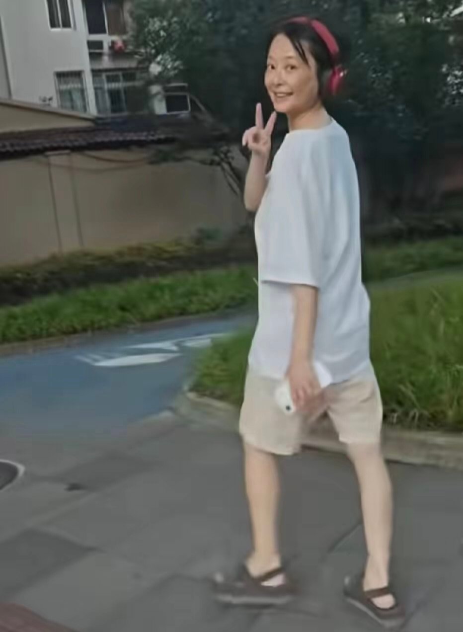 康复后的袁立在小区散步，看起来恢复的不错，只是身形比以前消瘦了好多。​​​