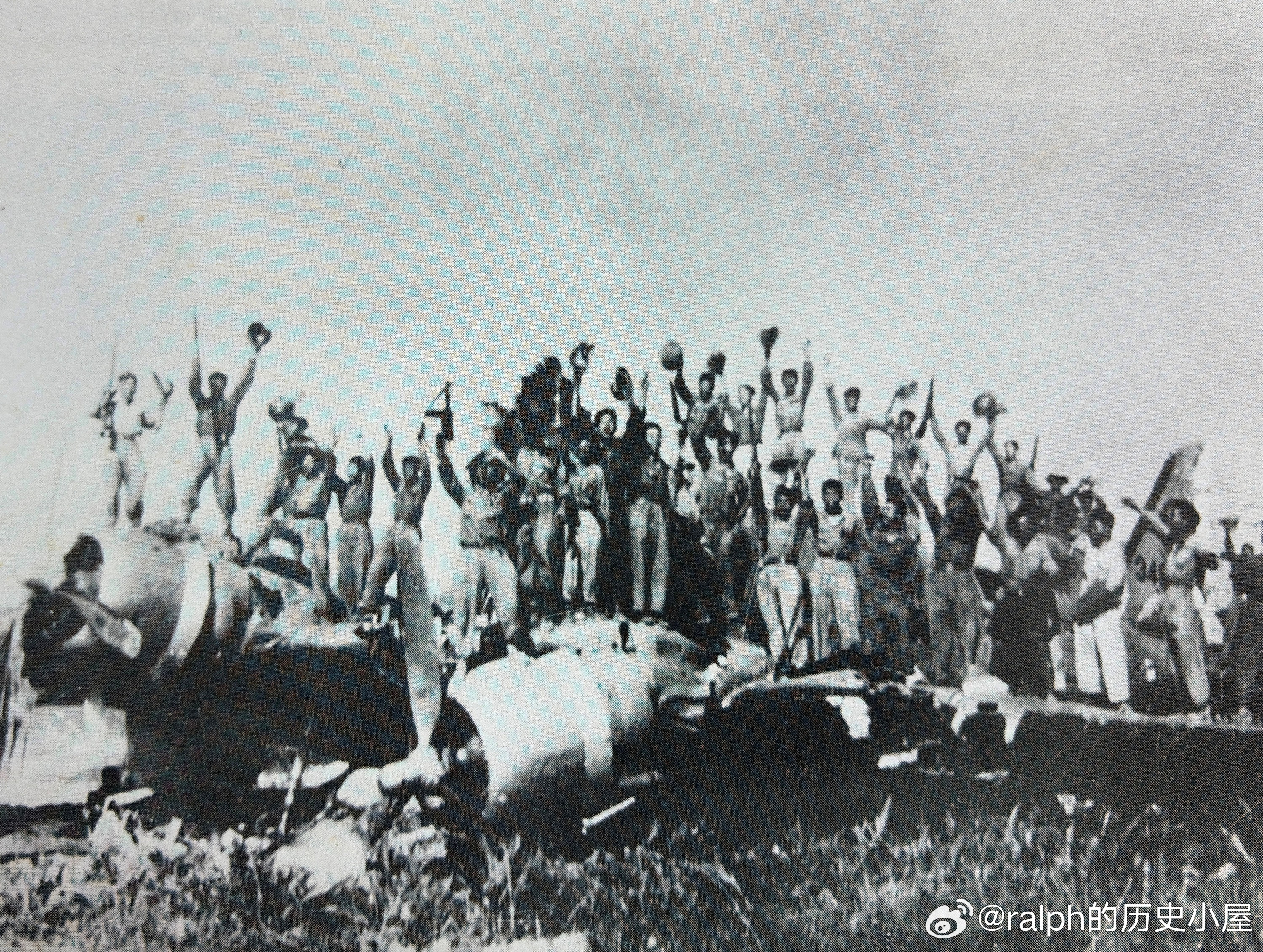 1954年越军在奠边府欢呼击落法军1架C-47运输机军事历史全触达​​​