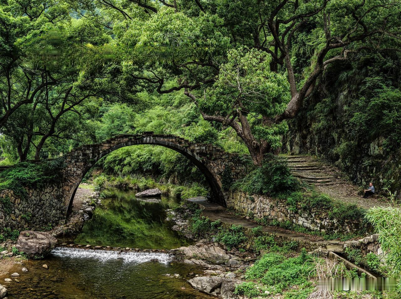 兰溪古桥青云桥，跨越两百年美了两百年的古道仙侠打卡地在浙江金华兰溪，有一条千
